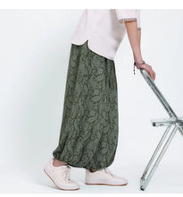 Load image into Gallery viewer, "Kurobara" flower harem pants